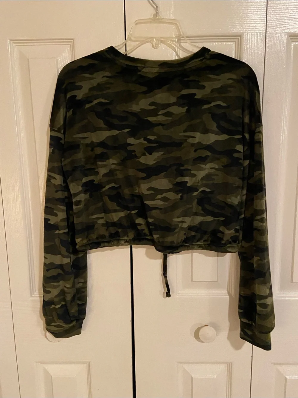 No Boundaries Green Camo Cropped Drawstring Sweatshirt